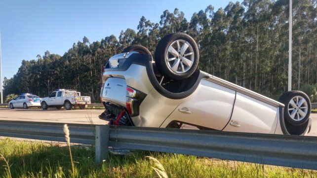 Un automóvil Renault Sandero despistó y volcó este sábado en la autovía Autovía General José Gervasio Artigas