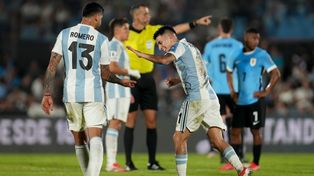 La alegría de Thiago Almada, autor del golazo de Argentina ante Uruguay.