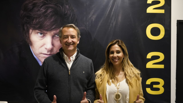 Nicolás Mayoraz, primer candidato a convencional de LLA, y Romina Diez, jefa del partido de Javier Milei en Santa Fe.