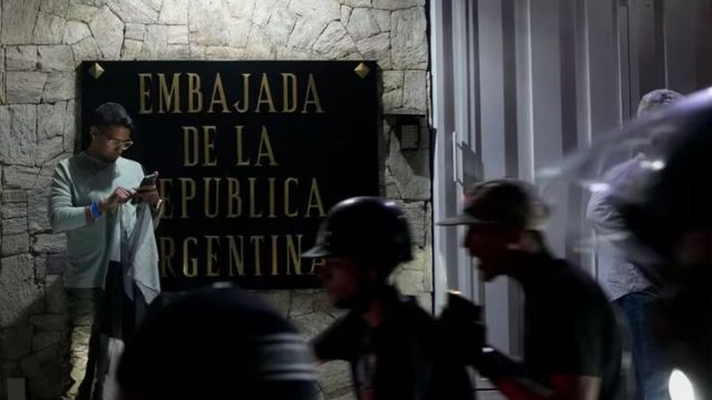Los diplomáticos argentinos dejarán la embajada en Venezuela y regresarán a la Argentina