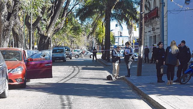 Escena. El Nissan Sentra rojo con el vidrio destrozado frente al Macro de Superí al 600. El dueño salvó la vida.&nbsp; 
