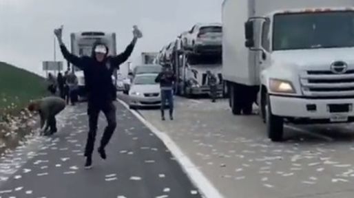 Un camión de caudales perdió bolsas con dinero y los automovilistas aprovecharon