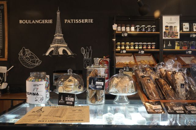 En el local están los clásicos productos de Sablé Paris más la pastelería de Matías y la cocina de Tina. Al mediodía en verano tienen sandwichería y tartas mientras que en el invierno suman pastas.
