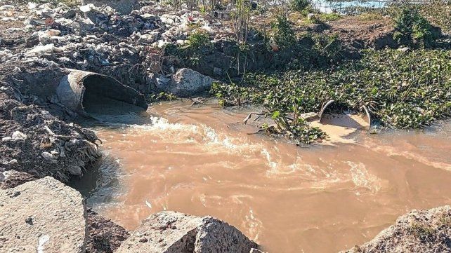 Victoria: denuncian la rotura en el desagüe cloacal que va a un riacho.