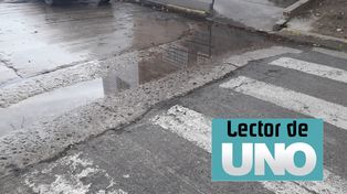 Cloaca desbordada. Calle Nux,&nbsp;esquina Sarmiento, de Paraná.&nbsp;