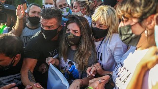 El desborde en la marcha por Maradona hizo retirar a Claudia, Dalma y Gianinna