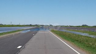 Desbordó el arroyo Colastiné y cortó la autopista a Rosario
