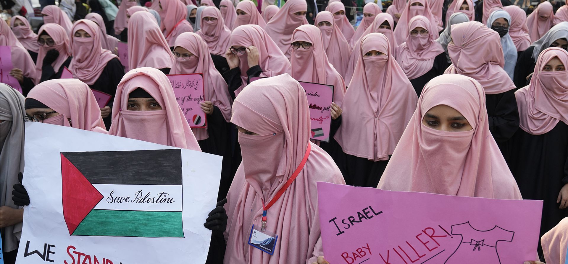 Simpatizantes del partido religioso Jamaat-e-Islami participan en una manifestación contra los ataques aéreos israelíes en Gaza y para mostrar solidaridad con los palestinos, en Lahore, Pakistán, el viernes 13 de octubre de 2023. (Foto AP/K.M. Chaudary) Simpatizantes del partido religioso Jamaat-e-Islami participan en una manifestación contra los ataques aéreos israelíes en Gaza y para mostrar solidaridad con los palestinos, en Lahore, Pakistán, el viernes 13 de octubre de 2023. (Foto AP/K.M. Chaudary)