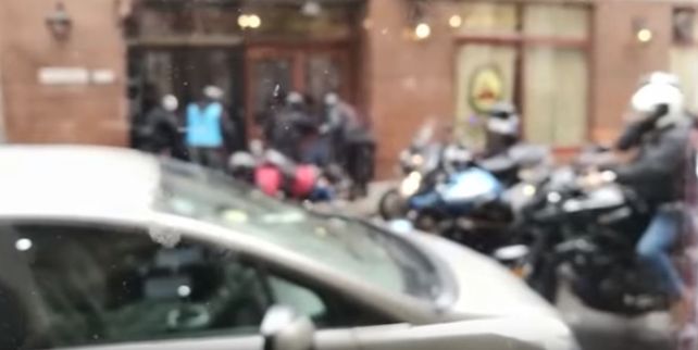 ¿Un miembro de la policía apedreó una vidriera durante la sesión por el presupuesto?