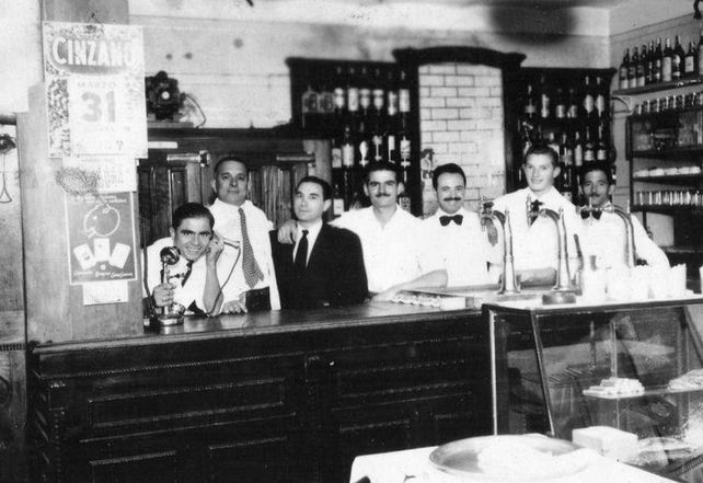 El bar La Estrella en 1949. Ubicado frente a La Buena Vista, era otro emblema del barrio. Fue demolido recientemente.