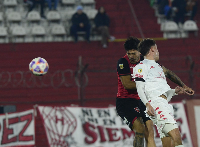 Newells igualó con Huracán: jugó el segundo tiempo con uno menos y Hoyos atajó un penal