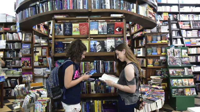 Lectores. Los amantes de los libros tendrán su noche especial el próximo viernes.