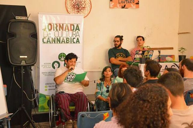Maxi tomando la palabra en una jornada cannábica.&nbsp;