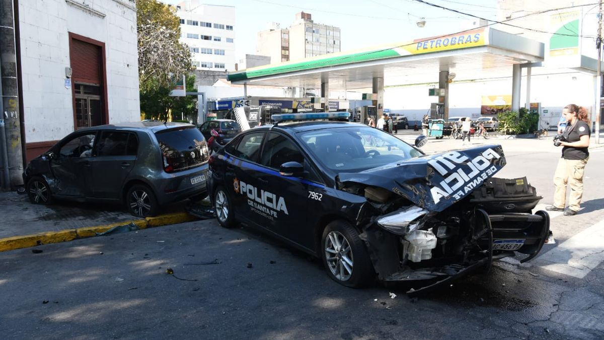 Impactante choque entre un patrullero y un auto en el macrocentro