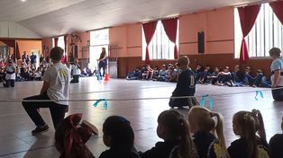 Una escuela presentó el goalball a su comunidad.