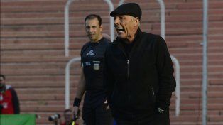 Metido. Miguel Russo arengando a sus jugadores en el Malvinas Argentinas.