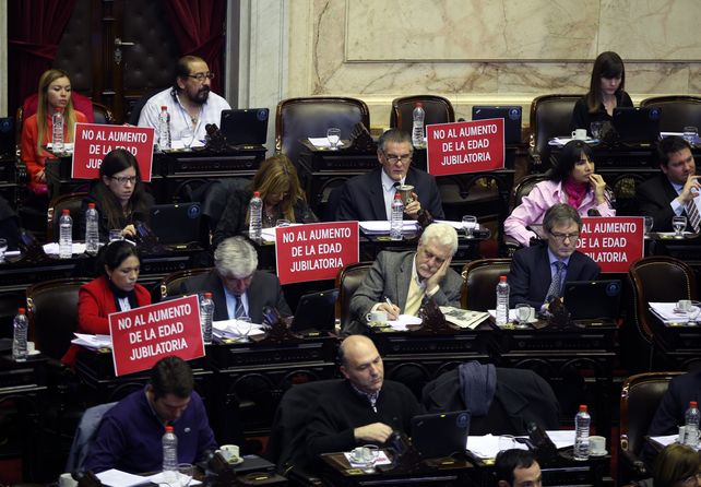 Concentrados. &nbsp;Los legisladores discutían anoche