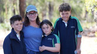 Austin Appelbee (der.) salvó la vida de su madre y sus hermanos.