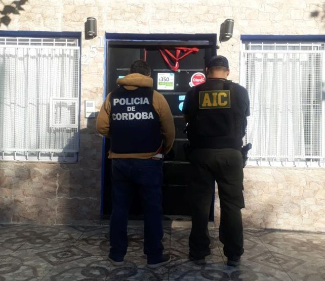 Uno de los domicilios allanados por efectivos de la Agencia de Investigación Criminal (AIC) y la policía cordobesa.