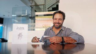 El libro, publicado por Editorial Fundación La Hendija, es un compendio de alrededor de 30 poemas dividido en tres partes que remarcan paisajes, el silencio y aquello que sucede en la hora más sagrada para los entrerrianos.&nbsp;