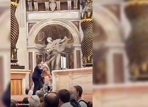 Vaticano: un hombre orinó el altar de la basílica de San Pedro
