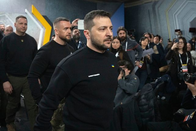 Zelensky abandona la sala donde este viernes dio una conferencia de prensa por el primer aniversario de la guerra.