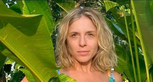Carla Peterson se mostró en bikini al natural y a cara lavada