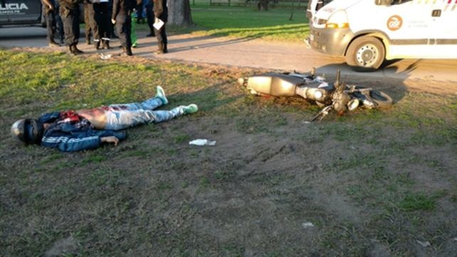 Asesinado. La víctima fue hallada junto a una moto y con su billetera.