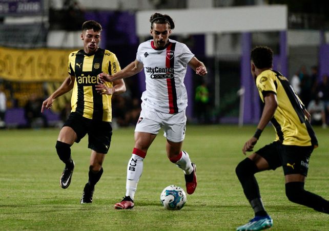 Newells derrotó 1 a 0 a Peñarol con un rendimiento de mayor a menor