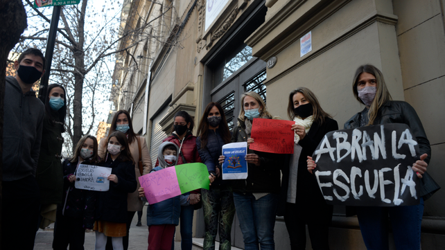 Los padres concurrieron junto a sus hijos a manifestarse en la puerta de los colegios.