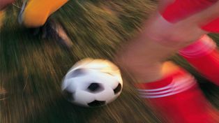 Joven falleció de muerte súbita jugando al fútbol en una liga amateur