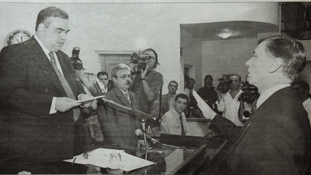 Pablo Cribioli, presidente del Concejo por entonces, toma juramento como intendente a Hermes Binner.  