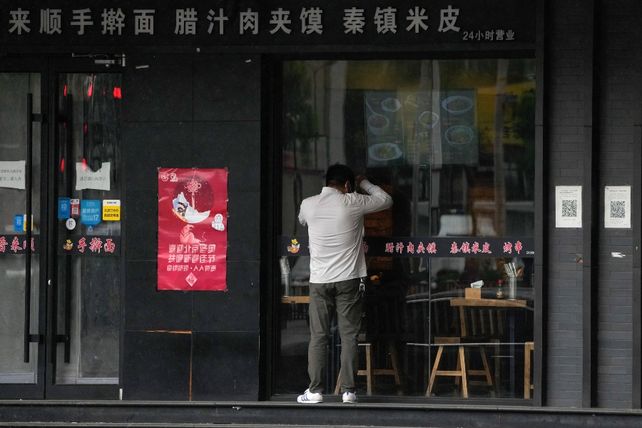China coloca barreras de metal en las ciudades para frenar el coronavirus