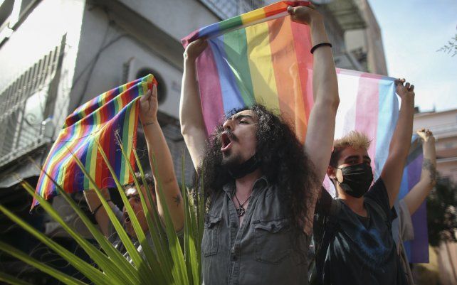 Manifestantes corean consignas en el centro de Estambul. La policía utilizó gas lacrimógeno para dispersar a la multitud y detuvo a algunas decenas de manifestantes LGTBI mientras cientos desafiaban la prohibición de organizar un evento de orgullo gay.