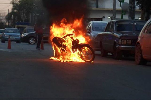 Entre Ríos: prefirió prender fuego la moto antes que se la retuviera la Policía