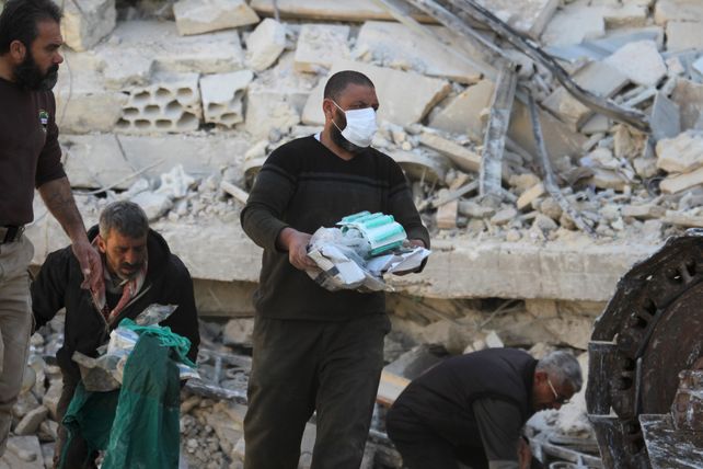 Penoso. Médicos rescatan insumos médicos de un hospital bombardeado en Siria.