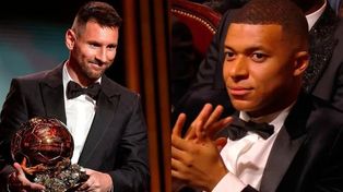 Lionel Messi muestra su octavo Balón de Oro. Mbappé lo observa desde la butaca del teatro.