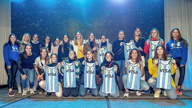 La Confederación Argentina presentó la nueva camiseta de Las Leonas a utilizar en los compromisos que se avecinan.