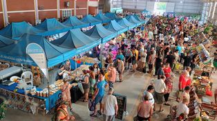 La feria de Quinteros recibe a 4.000 personas todos los sábados y cada vez va más gente