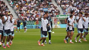 Lionel Messi, de Argentina, saluda durante un entrenamiento con la selección nacional previo al partido amistoso internacional contra Angola en Elche, España, el jueves 13 de noviembre de 2025. (Foto AP/Alberto Saiz)
