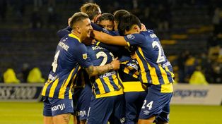 El festejo de los jugadores canallas frente a Sarmiento, una victoria que volvió a ilusionar a Central en el plano local. Ahora, el puntero Huracán.