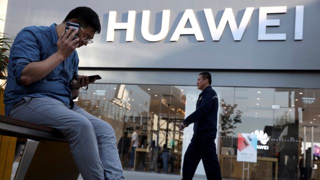 Política. Estados Unidos acusa a Huawei de recopilar información sensible y dársela al Estado chino.