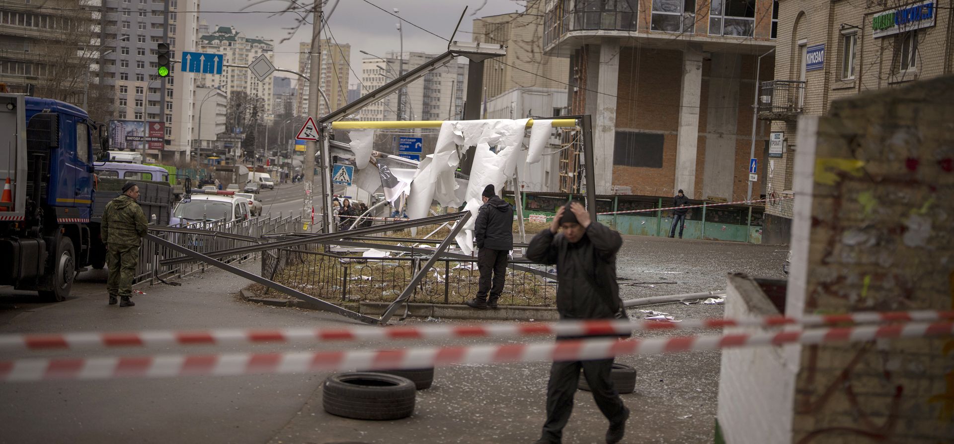 Oficiales de policía inspeccionan el área después de un aparente ataque ruso en Kiev, Ucrania, el jueves 24 de febrero de 2022. El presidente ruso, Vladimir Putin, anunció el jueves una operación militar en Ucrania y advirtió a otros países que cualquier intento de interferir con la acción rusa conduciría a