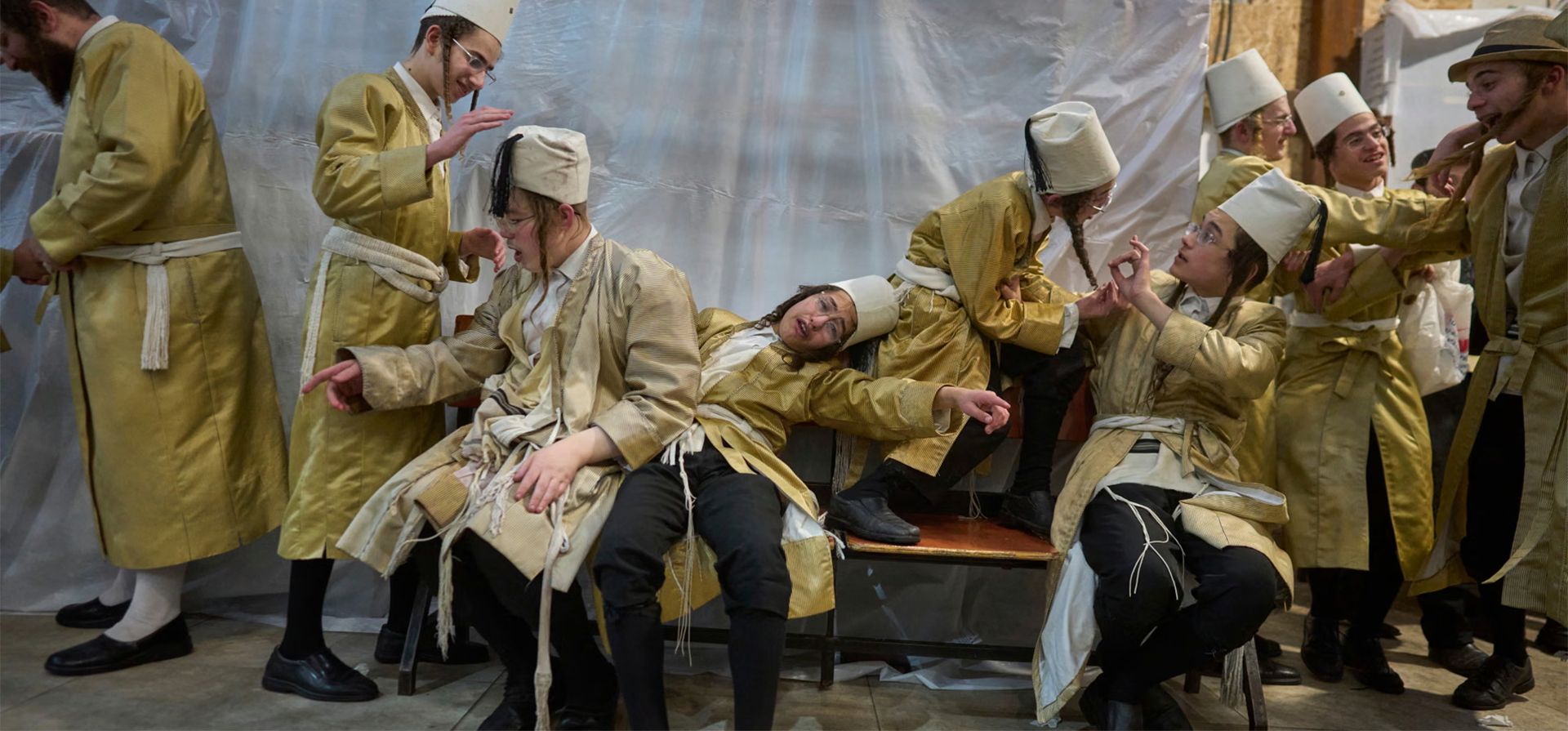 Hombres y niños judíos ultraortodoxos celebran la festividad de Purim en Jerusalén. Fotografía: Ohad Zwigenberg/AP