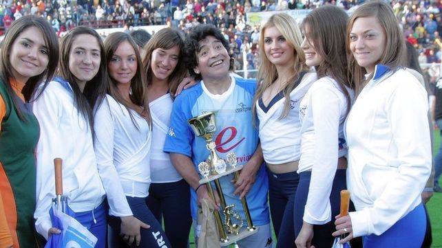 Diego Maradona en la cancha de Patronato
