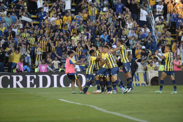 Los futbolistas de Central celebran el tanto de Velázquez contra Independiente.