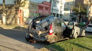 El tren destrozó un vehículo estacionado cerca de las vías en Bº Mariano Comas