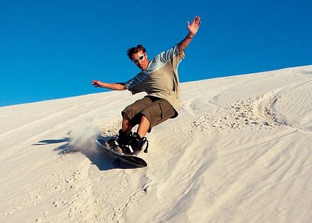 A diferencia de las tablas de nieve o agua, el equipo de sandboard requiere adaptaciones mecánicas específicas para la arena.