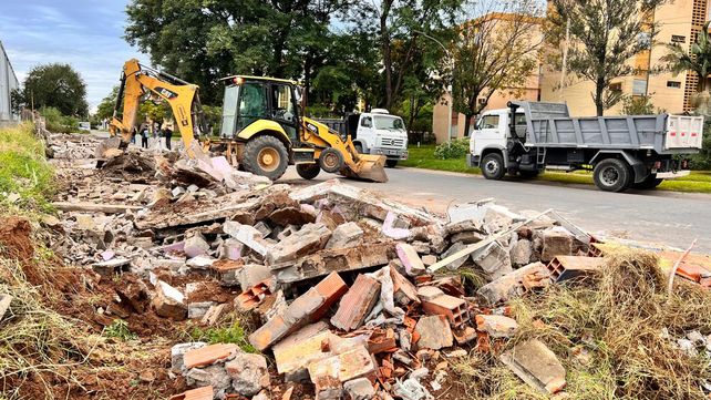 Control Municipal demolió 27 cocheras irregulares que estaban construidas sobre la vereda a lo largo de 150 metros en la zona de Palestina al 2100