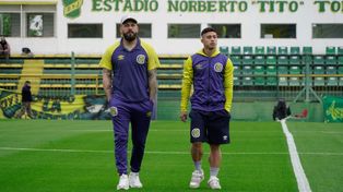 Jorge Broun y Lautaro Giaccone caminan por el césped del estadio de Defensa y Justicia, antes del partido.